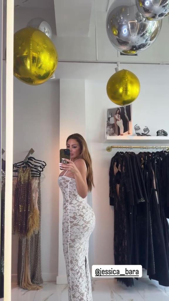 徐娘半老！皮蓬前妻穿吊帶裙自拍，這身材也太炸裂了！