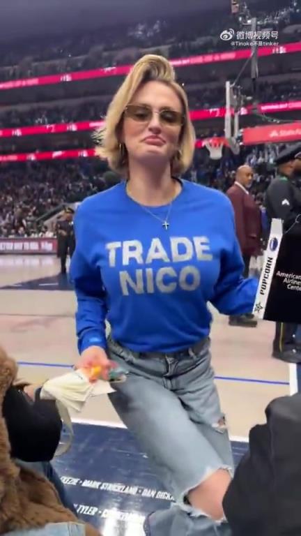 主場不準球迷打印“解雇Nico”標語，女球迷就出此下策