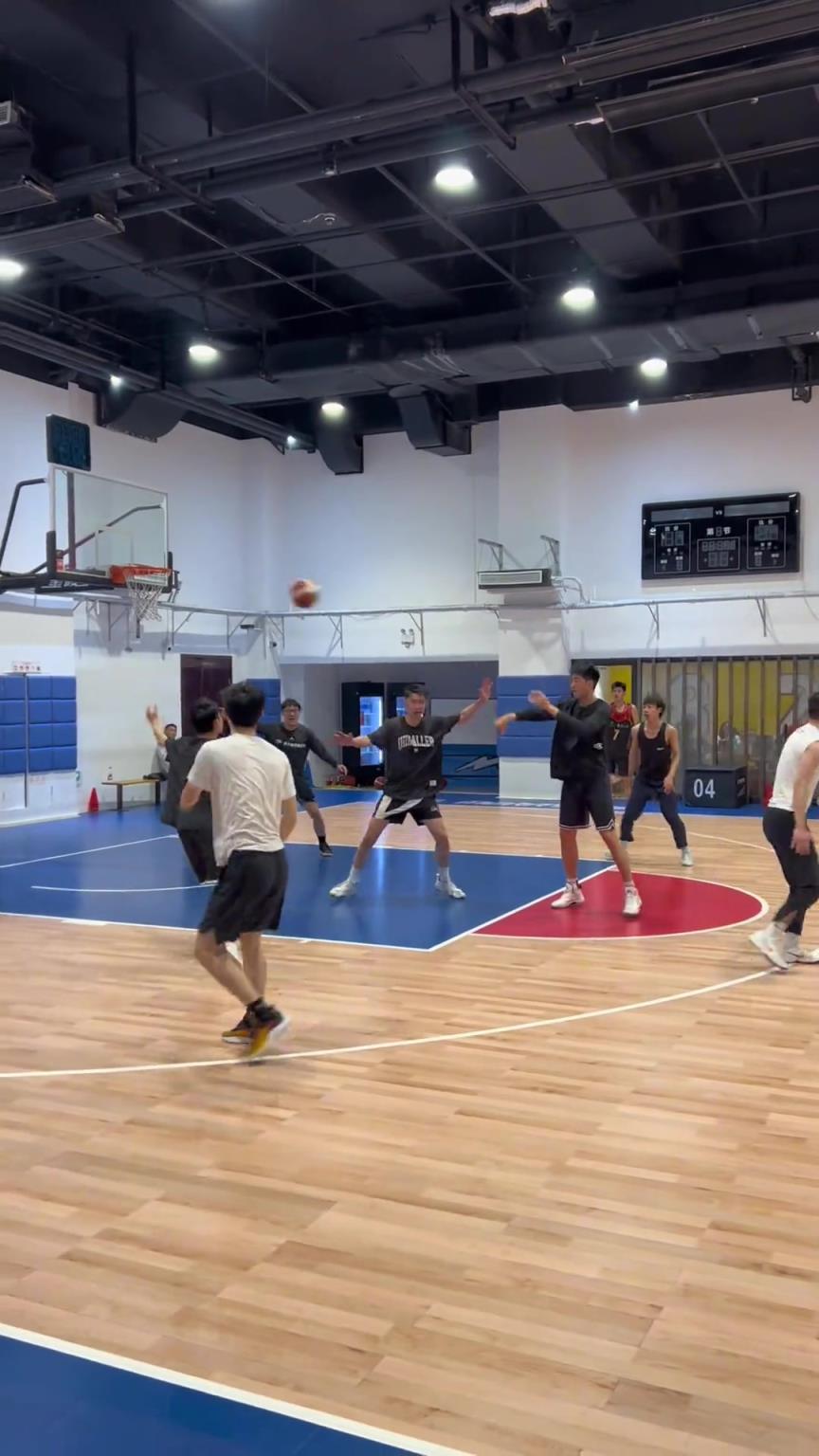 對手回家后：老婆，我今天在野球場匹配到巔峰馬刺隊了！