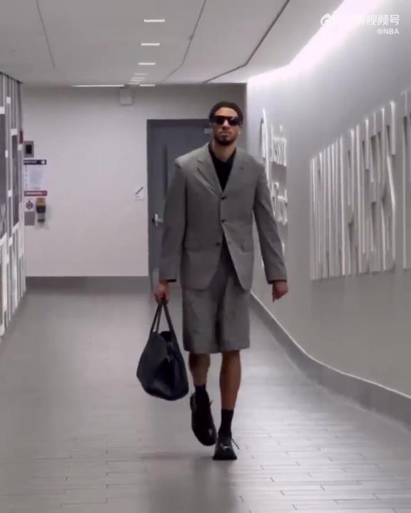 時尚潮男！哈利今日一身灰西裝短褲墨鏡搭配入場 腿真細！