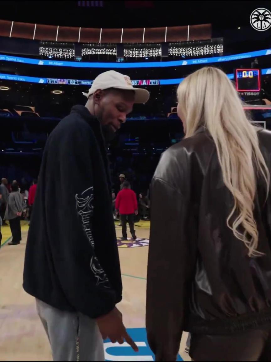 小帥這氣質(zhì)！杜蘭特與庫里教妹布林克擁抱，眼睛好像一直偷瞟布林克大長腿