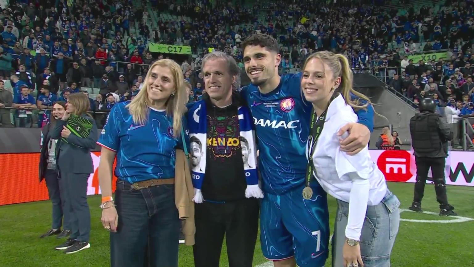 內(nèi)托好福氣！奪冠后高顏值女友來(lái)合照，身材相當(dāng)哇塞！