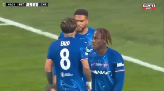 繼續(xù)干！恩佐進(jìn)球后給了詹姆斯一巴掌，兩人頂頭互相打氣