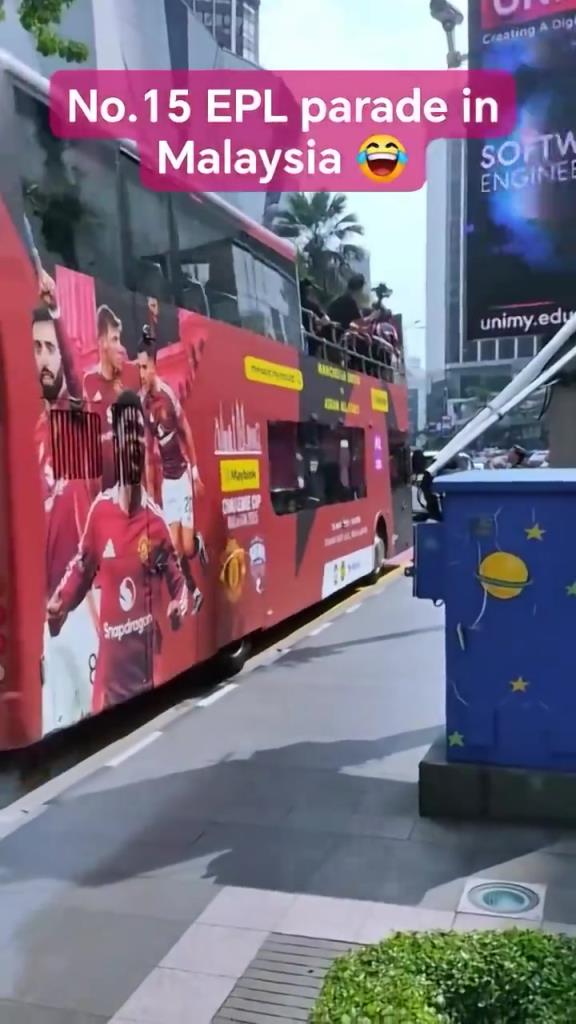 游街示眾？曼聯(lián)在馬來(lái)西亞街頭大巴游行，球迷笑噴