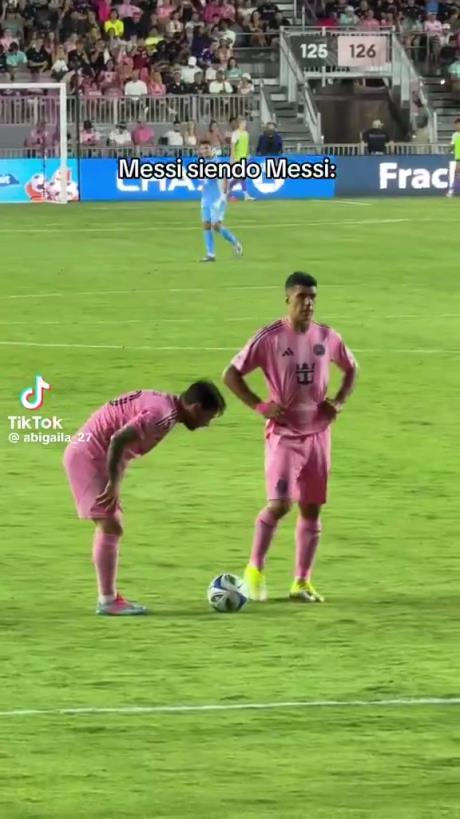 哈哈！梅西擺任意球偷偷往前挪被裁判抓包