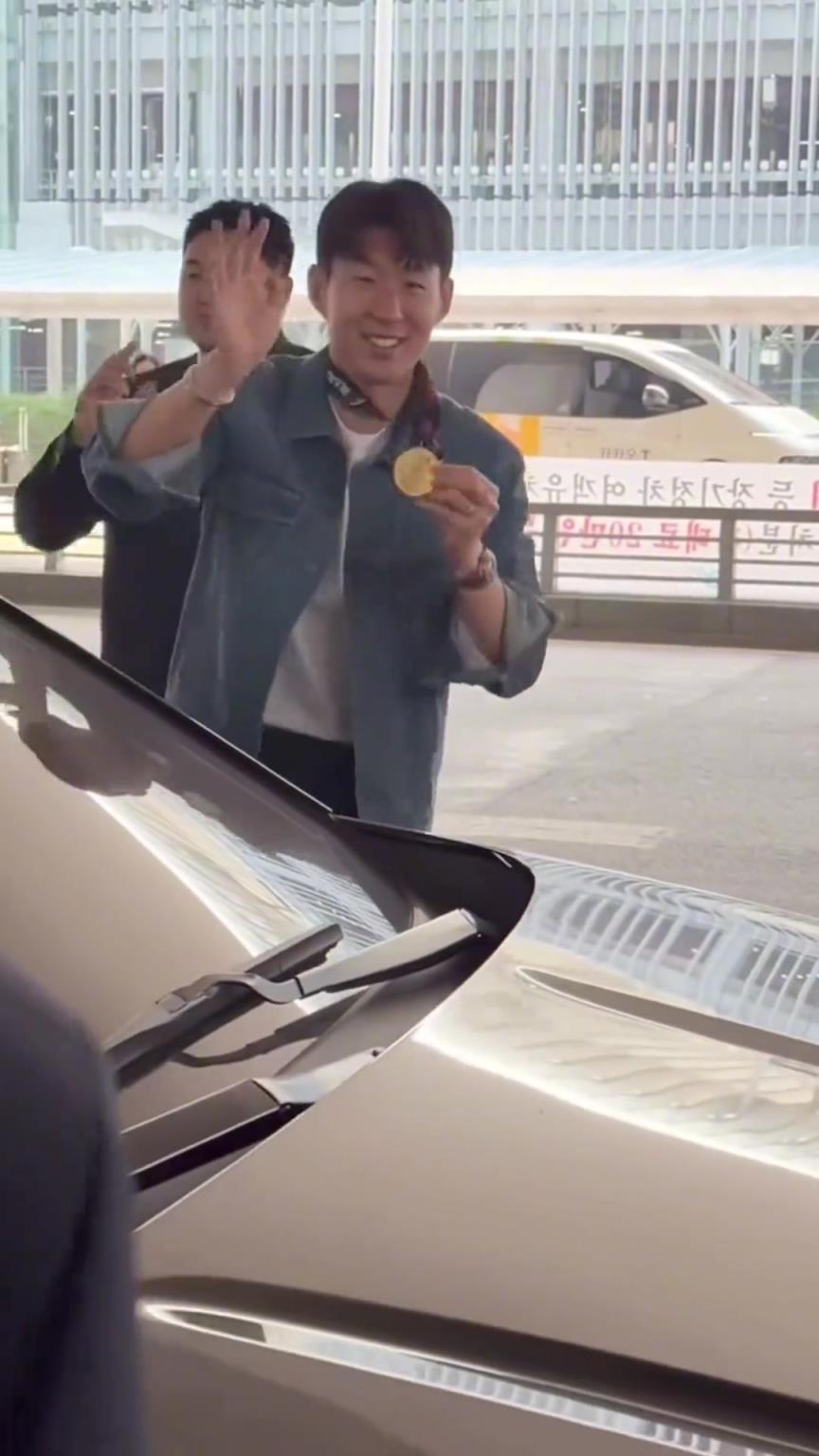 衣錦還鄉(xiāng)！孫興慜返回韓國(guó)，眾多女球迷讓其把歐聯(lián)獎(jiǎng)牌戴上