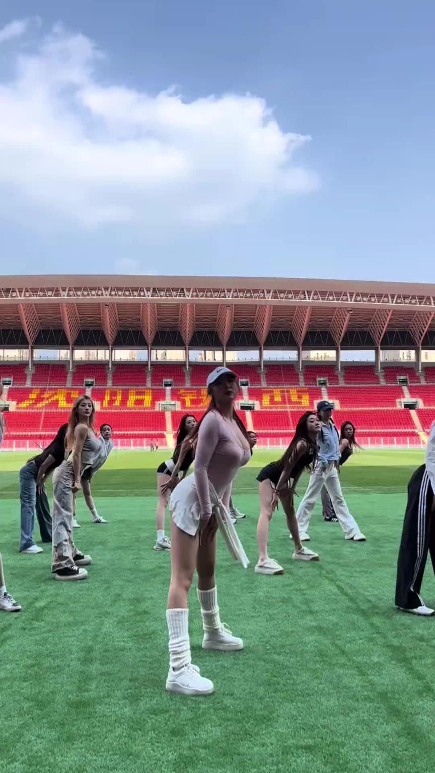 好看！在彩排的遼寧鐵人啦啦隊(duì)小姐姐們