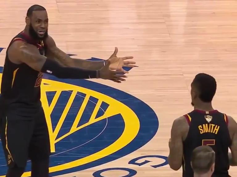 名場面！JR搶下關鍵籃板沒看表，老詹質問JR為何傳球