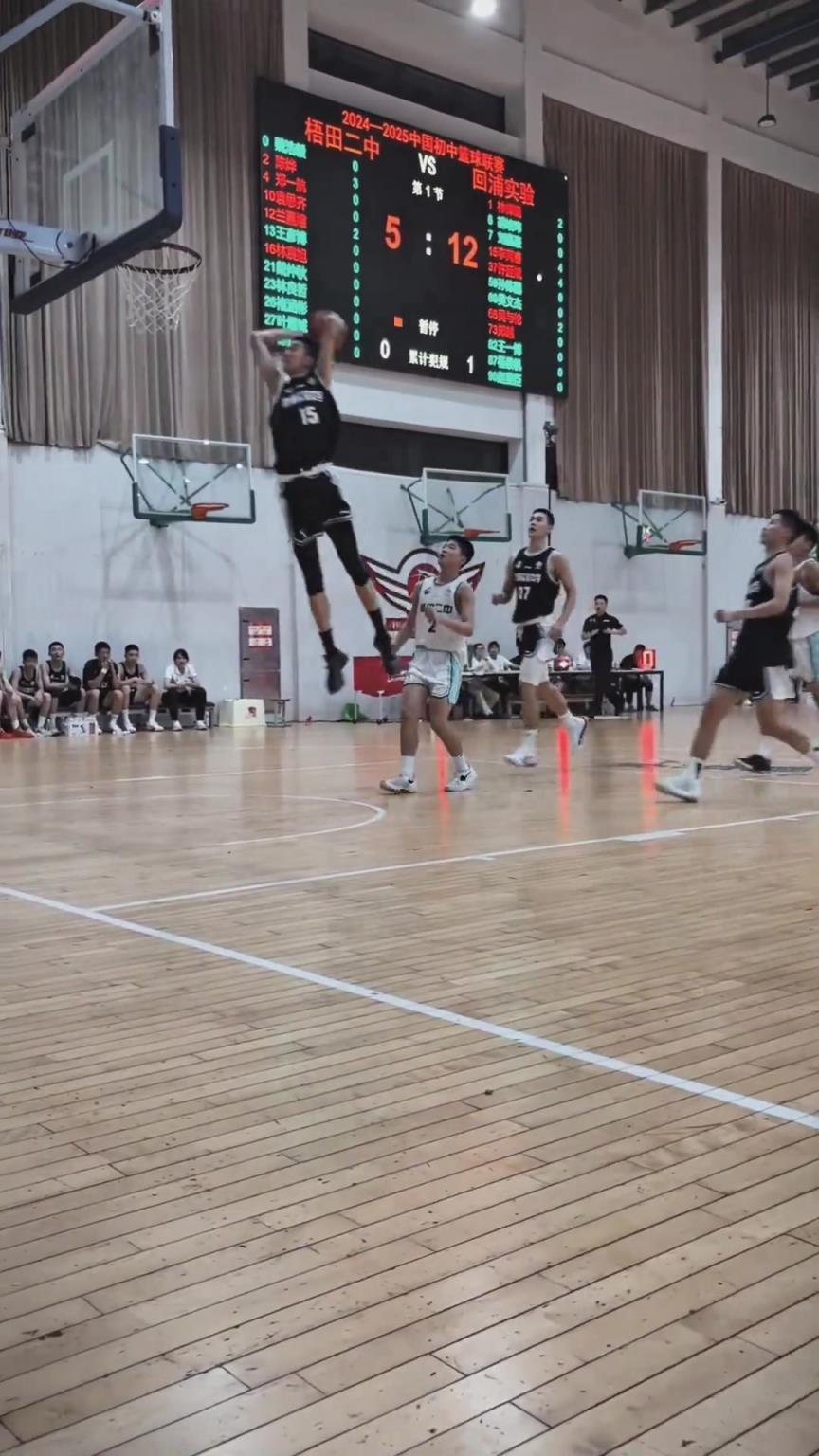 起來就扣啊！現在的初中生都這么打球的嗎