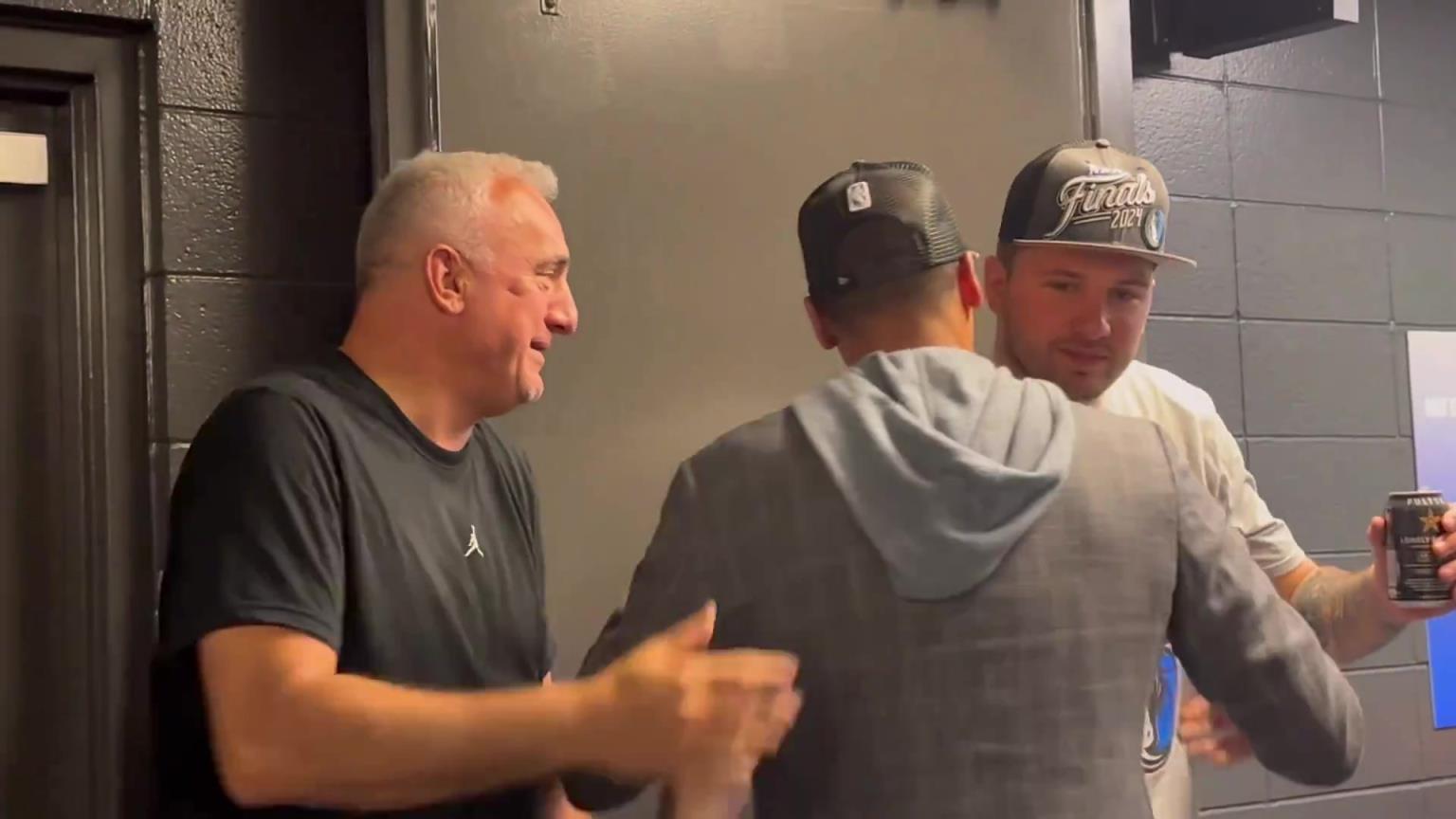 去年的今天，東契奇率隊殺入總決賽，賽后喝啤酒被芬利沒收