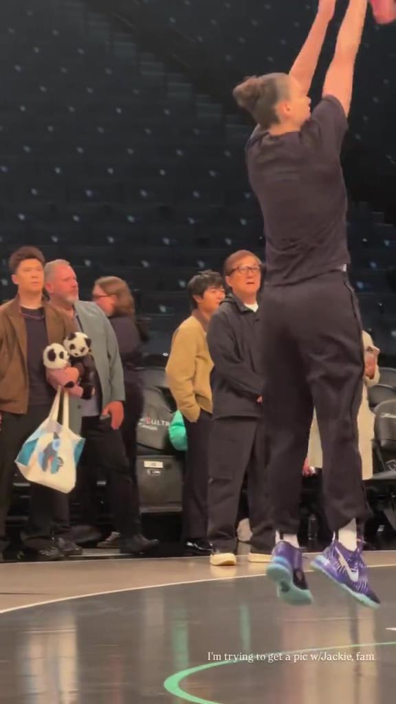 71歲成龍現(xiàn)身巴克萊中心看女籃比賽：她們投籃怎么那么準！！！