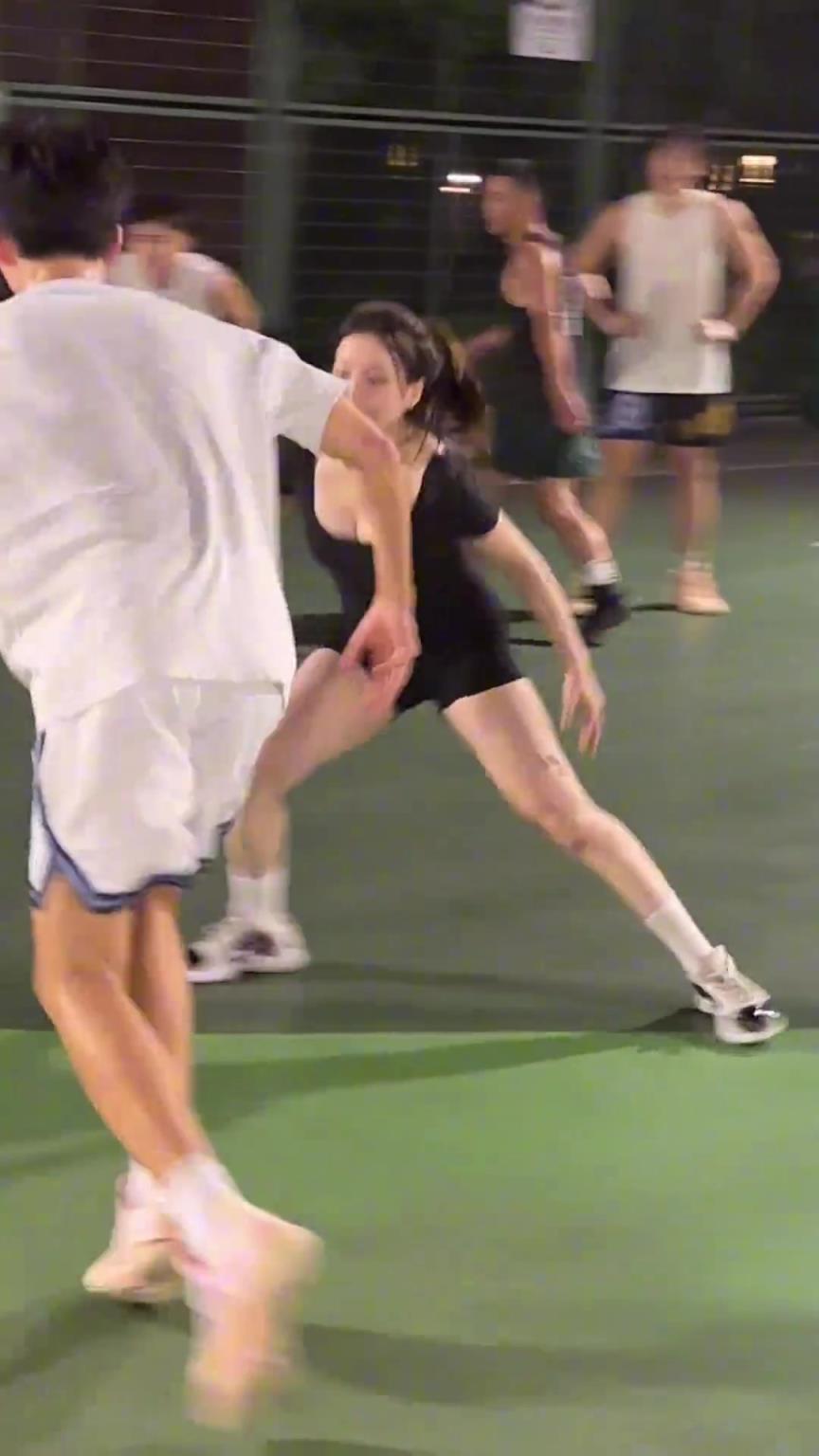 小姐姐防得真兇！瘦點的男生都拿她沒辦法